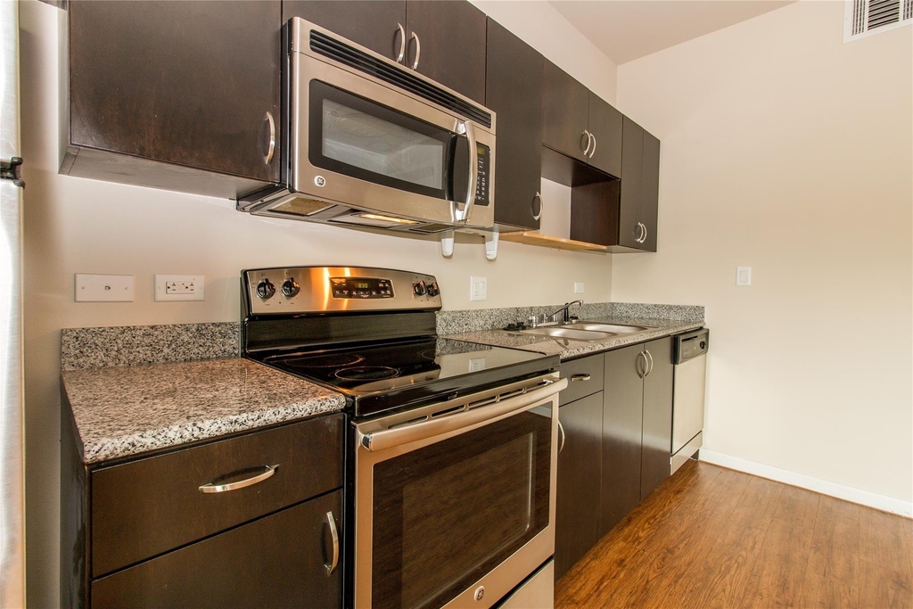 1401 E East 4th St - Photo 1