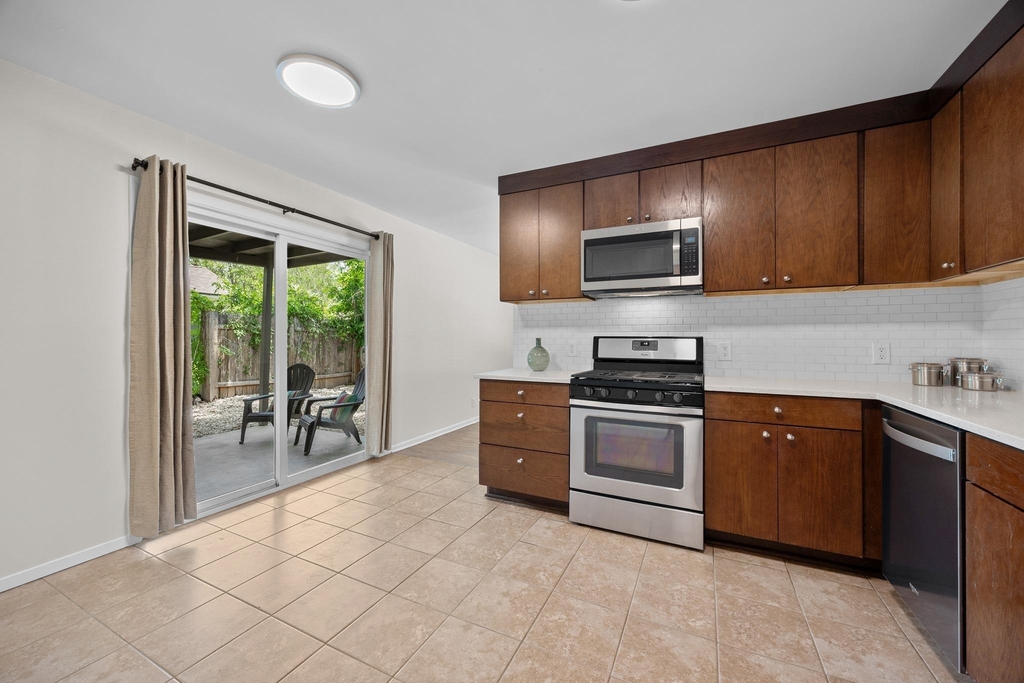 8600 Hathaway Dr - Photo 0