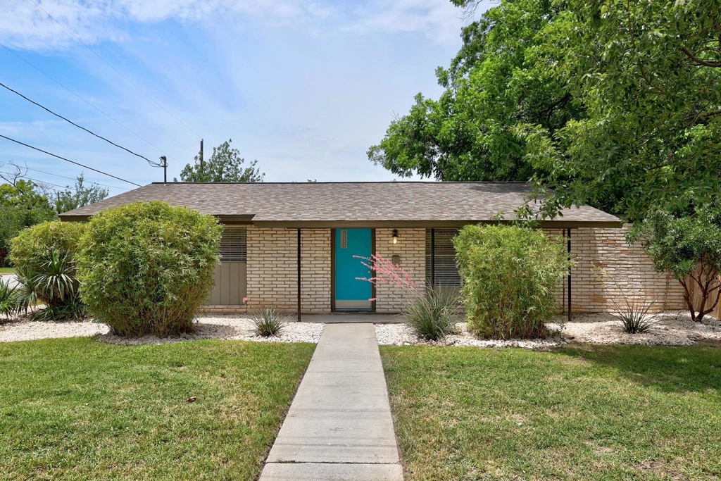 8600 Hathaway Dr - Photo 2