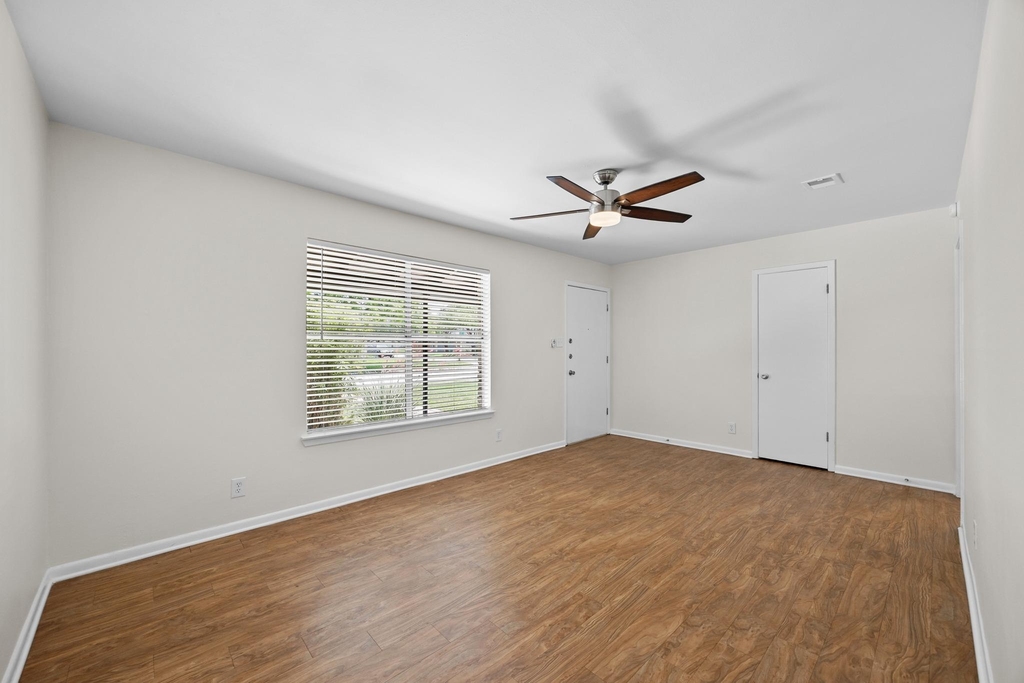 8600 Hathaway Dr - Photo 9