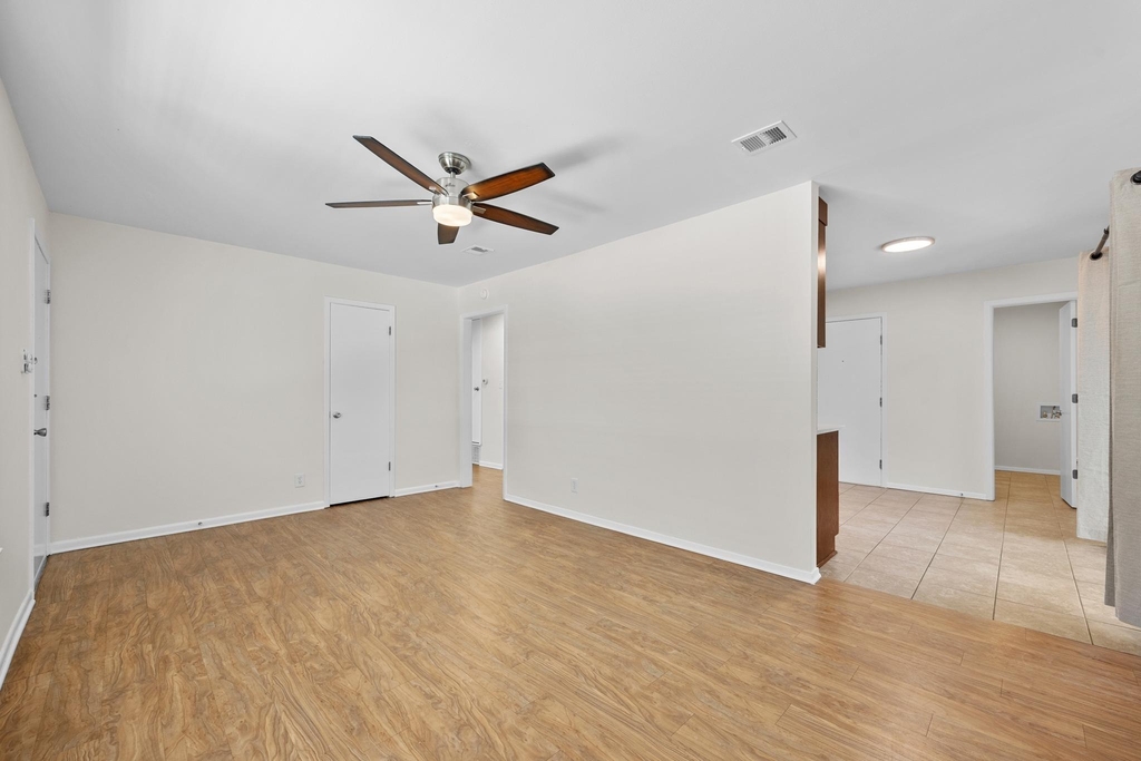 8600 Hathaway Dr - Photo 10