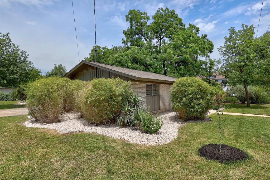 8600 Hathaway Dr - Photo 18