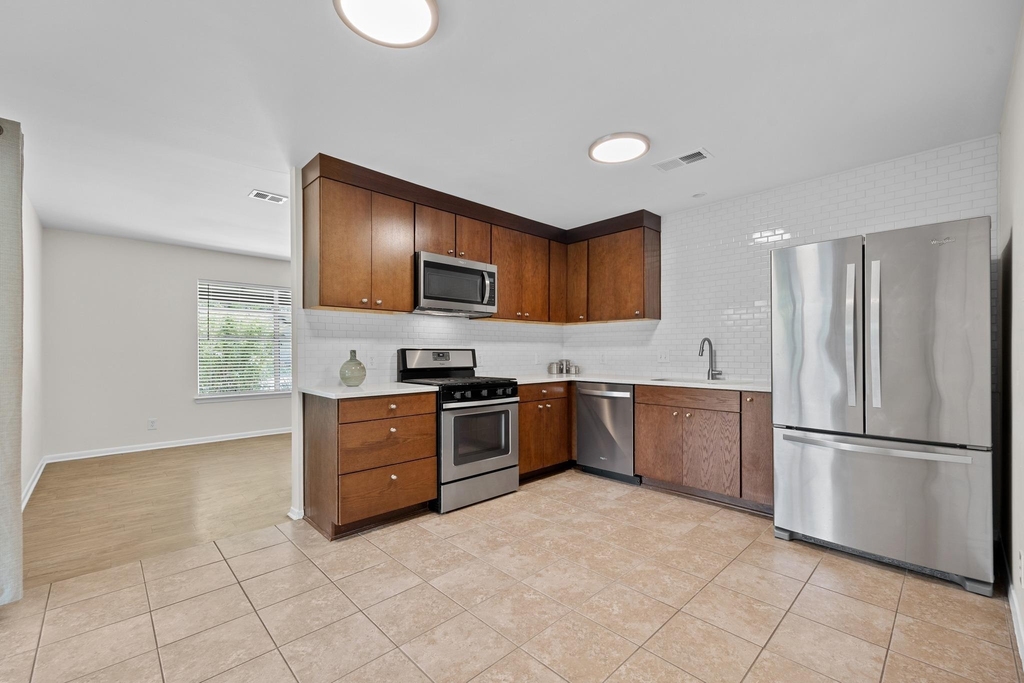 8600 Hathaway Dr - Photo 5