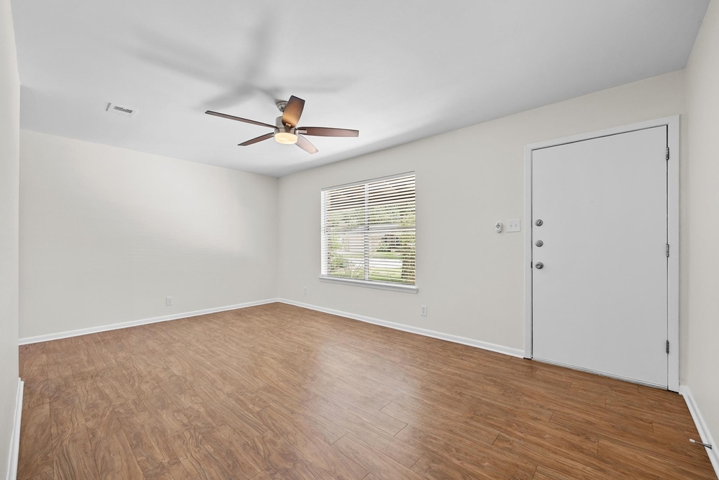 8600 Hathaway Dr - Photo 8