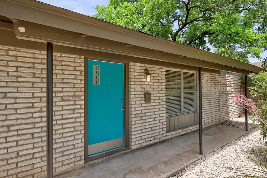 8600 Hathaway Dr - Photo 1