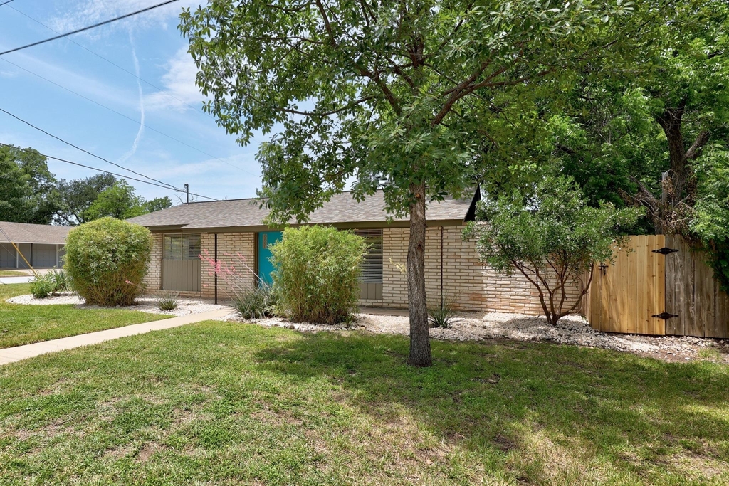 8600 Hathaway Dr - Photo 3