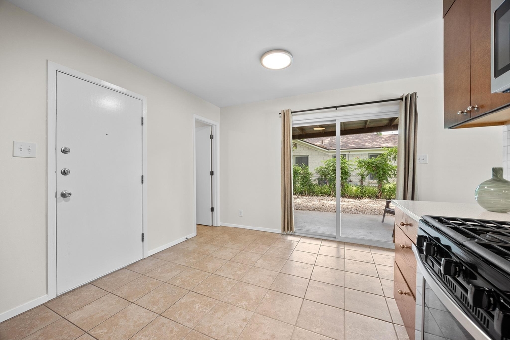 8600 Hathaway Dr - Photo 6