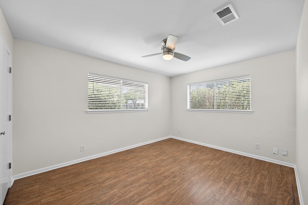 8600 Hathaway Dr - Photo 13