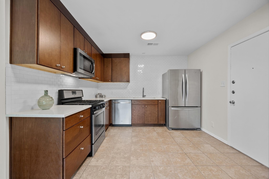 8600 Hathaway Dr - Photo 4