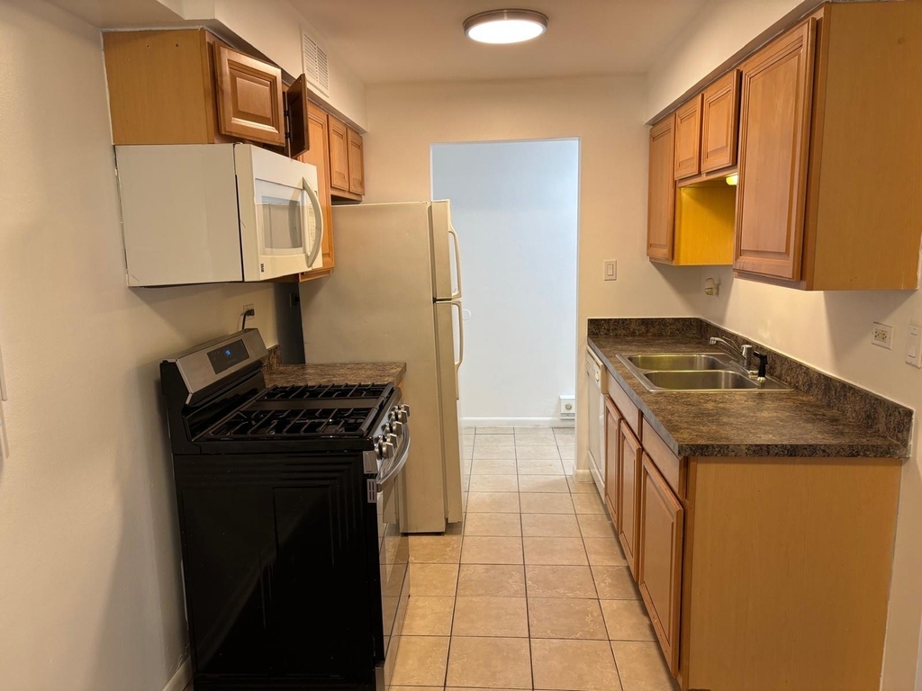1900 W Knightsbridge Drive - Photo 3