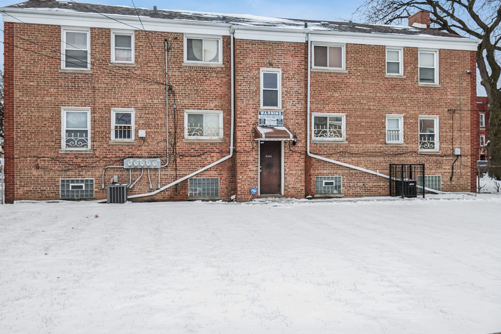 8949 S Blackstone Avenue - Photo 1