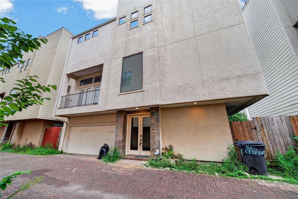 818 Lester Street - Photo 0