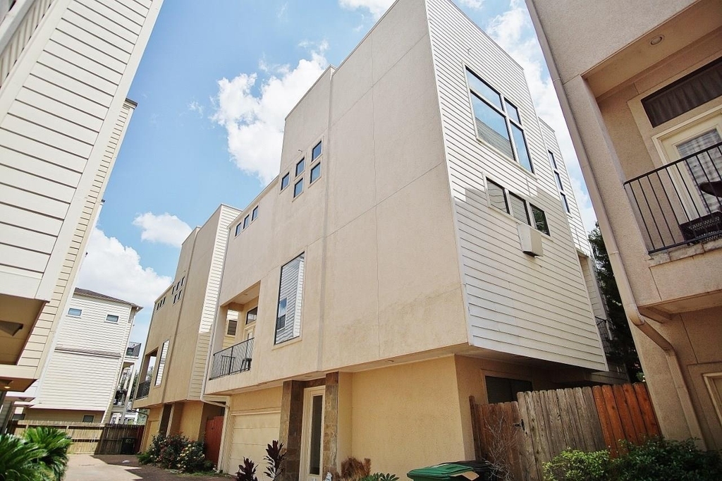 818 Lester Street - Photo 0