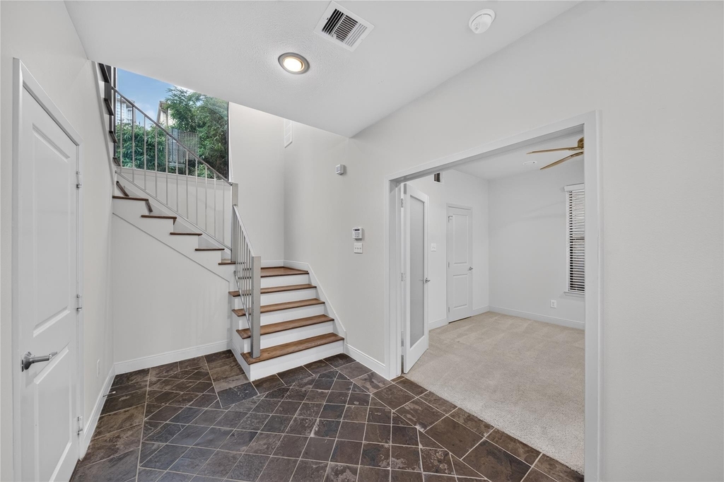 818 Lester Street - Photo 5