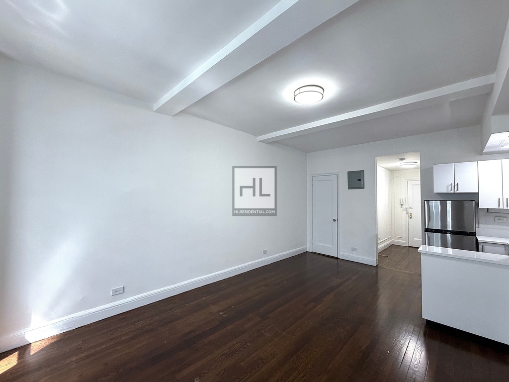 East 46th Street - Photo 0