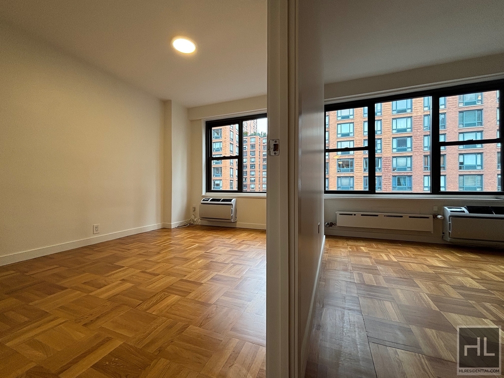 Fourth Avenue - Photo 0