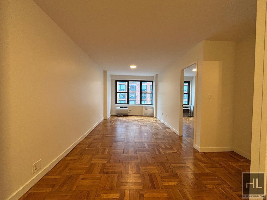 Fourth Avenue - Photo 1