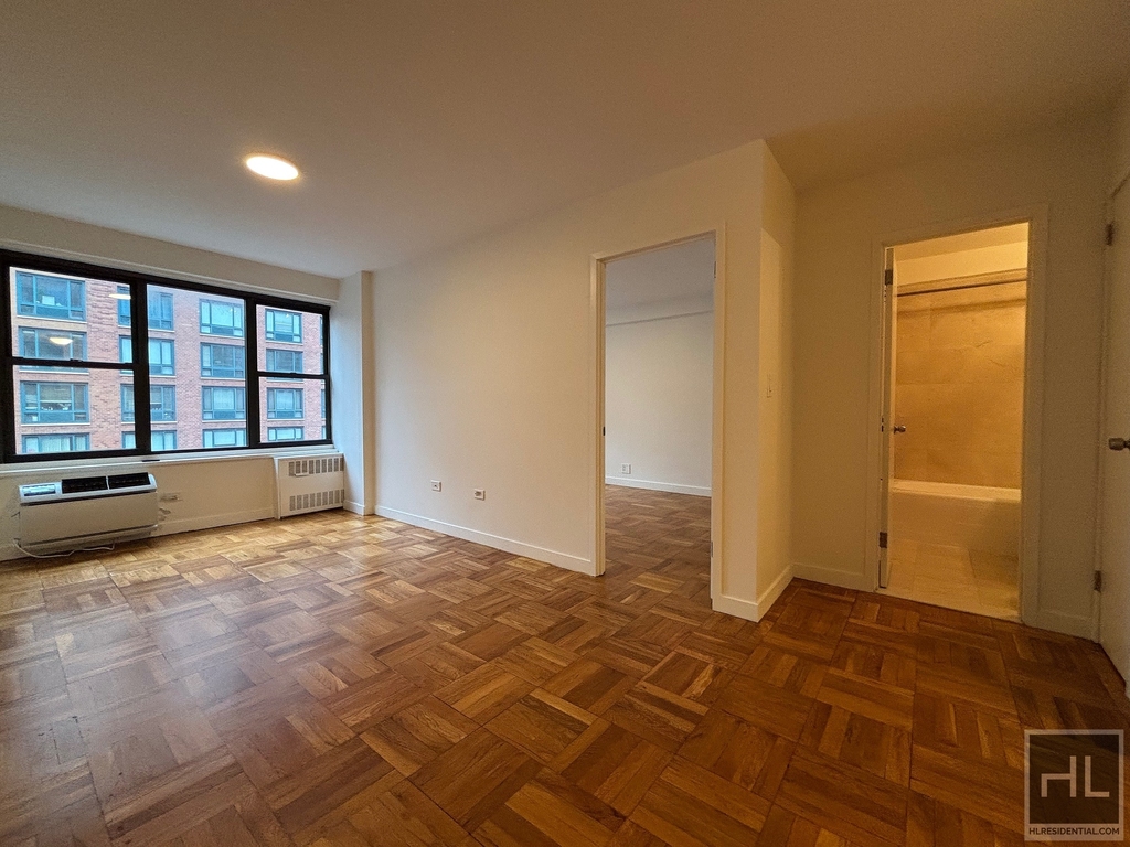 Fourth Avenue - Photo 2
