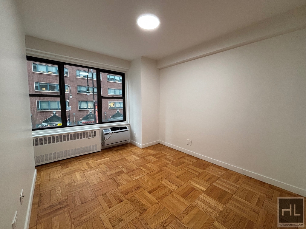 Fourth Avenue - Photo 4