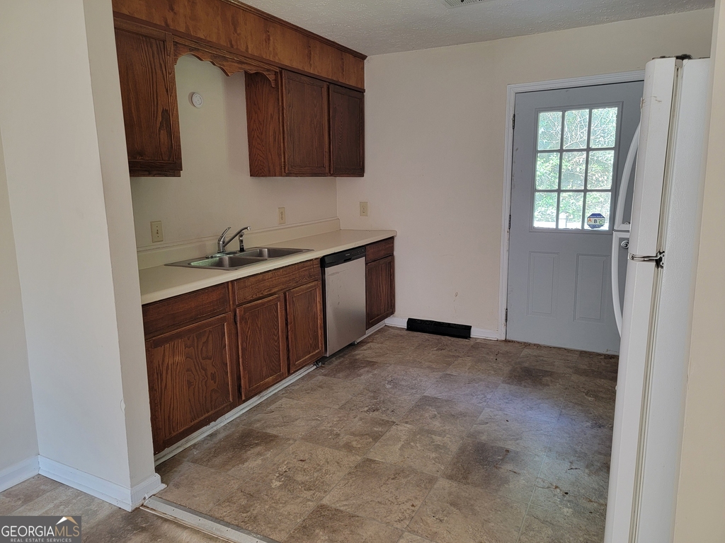 250 Lake Dr - Photo 2