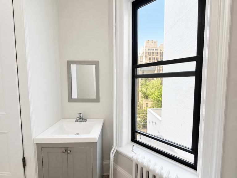 358 West 51st Street Room CE (SRO) - Photo 2
