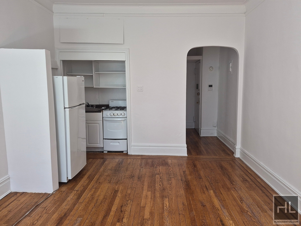 East 87 Street - Photo 1