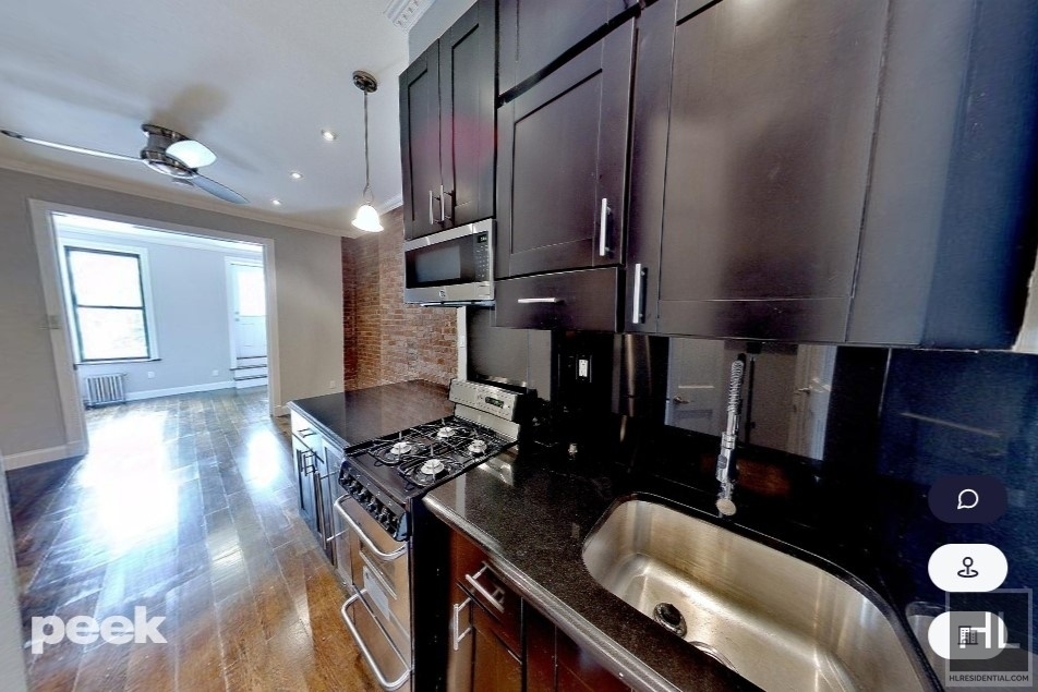Tenth Avenue - Photo 3
