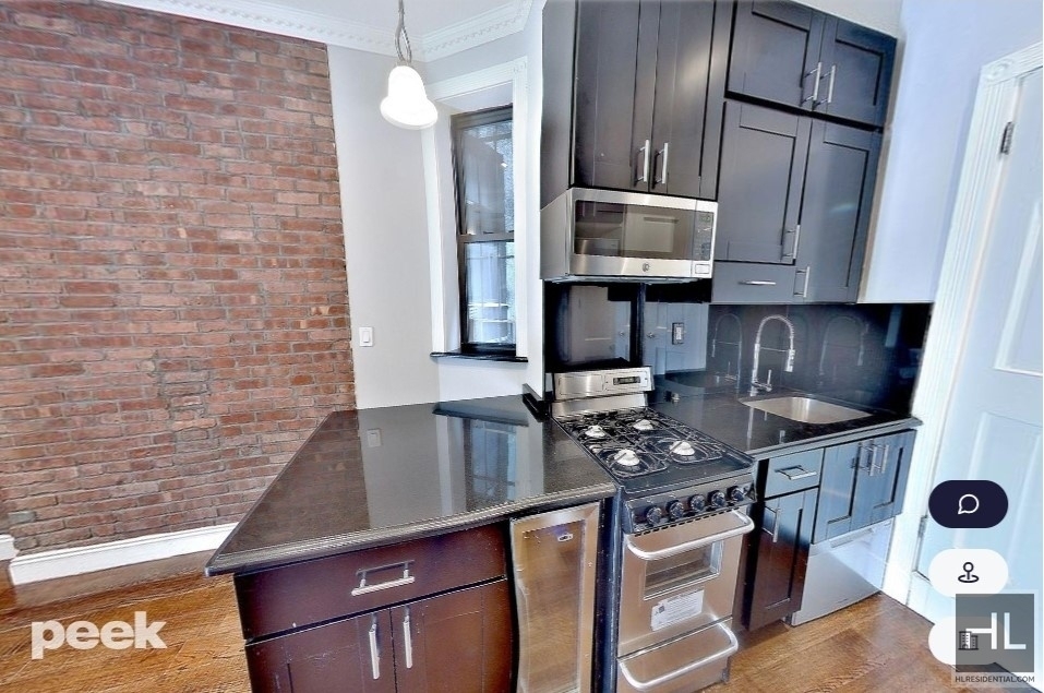 Tenth Avenue - Photo 6