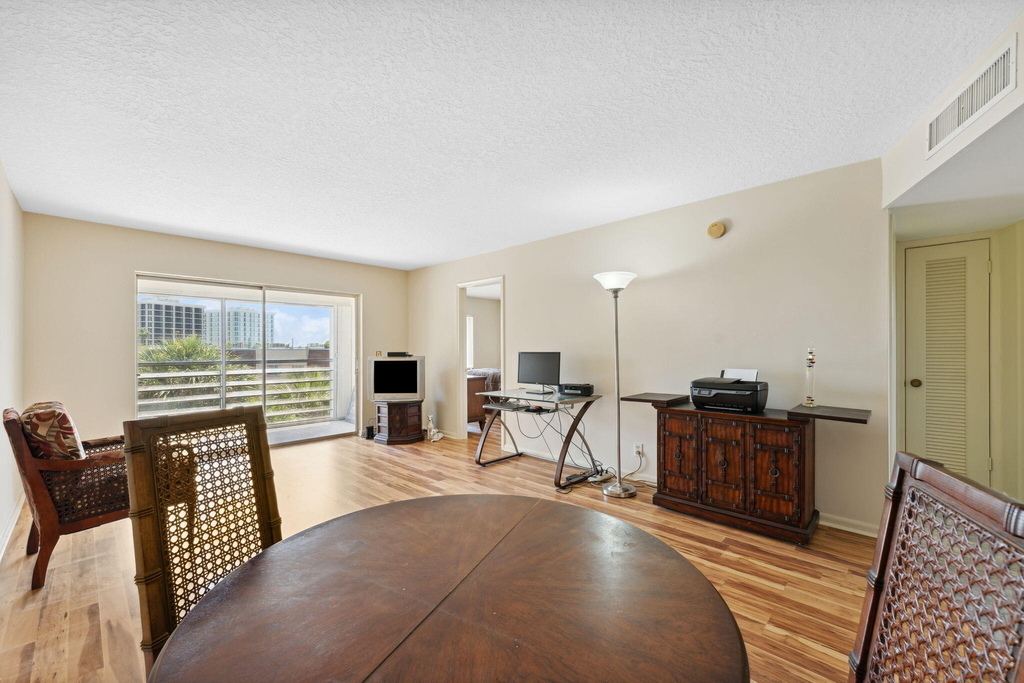 1638 Embassy Drive - Photo 3