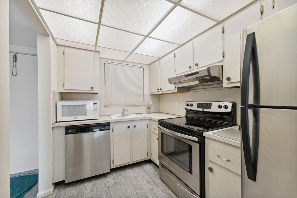 1638 Embassy Drive - Photo 6
