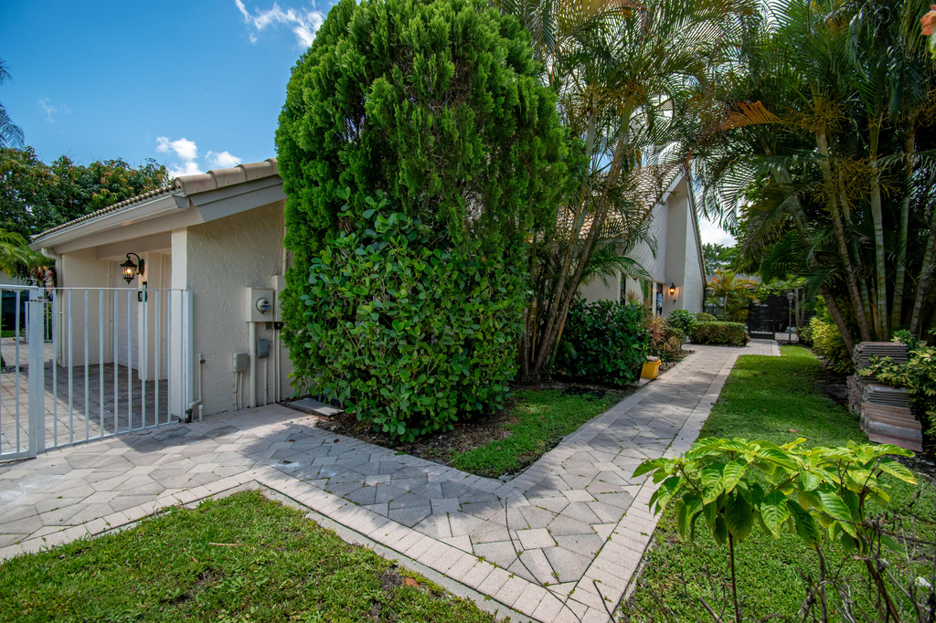 9708 Erica Court - Photo 5