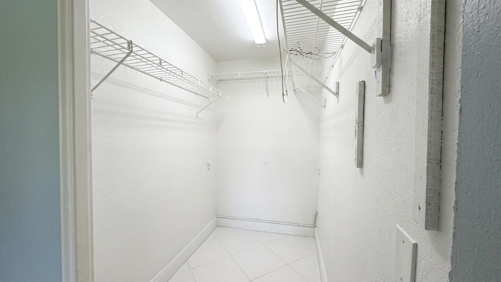 220 Seville J - Photo 8