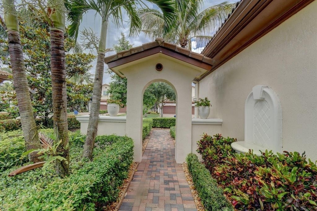 218 Tresana Boulevard - Photo 2