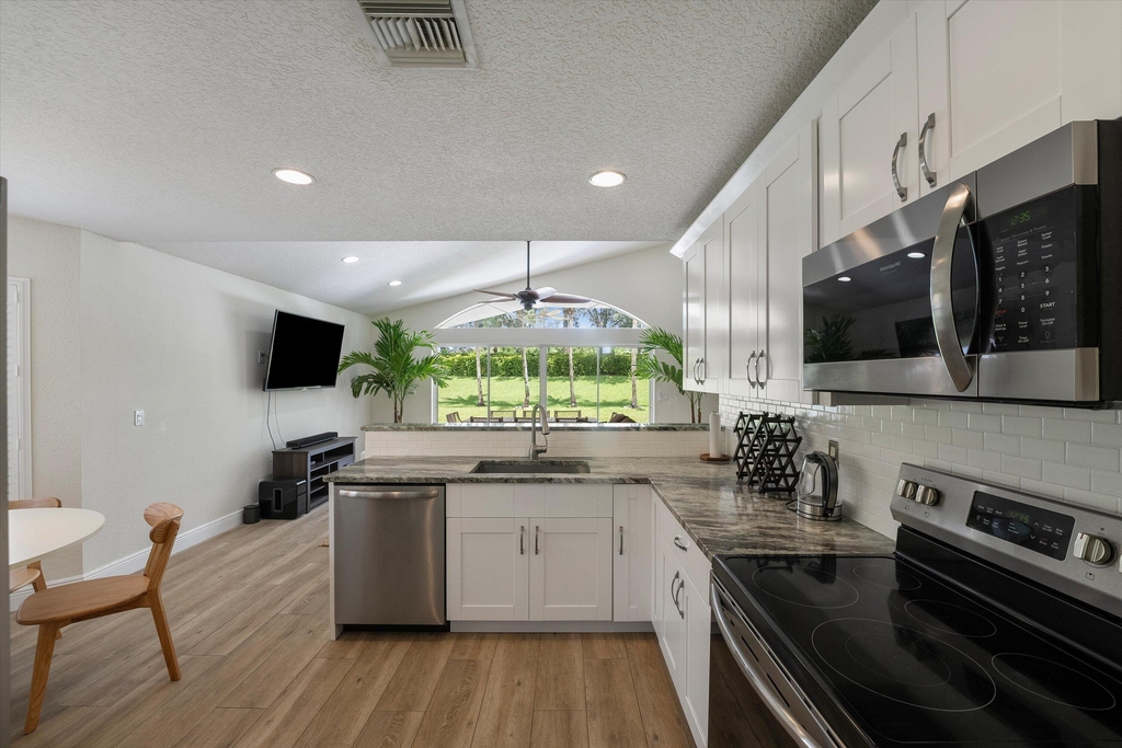4033 Bluff Harbor Way - Photo 4