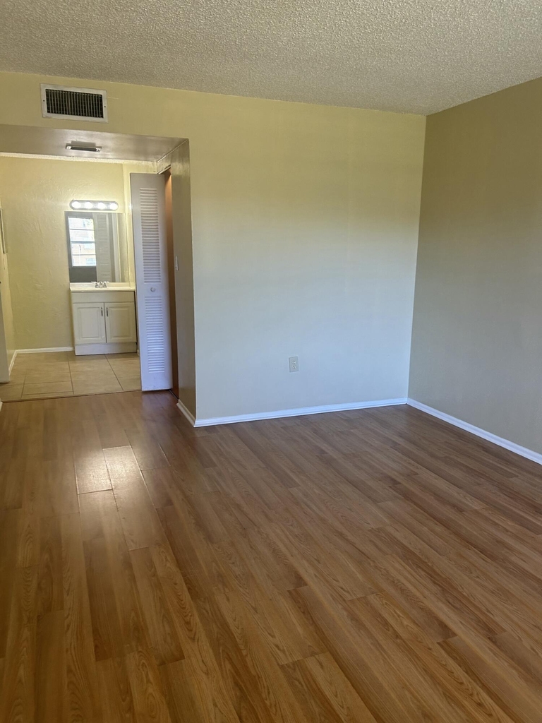 4304 Nw 9th - Photo 16