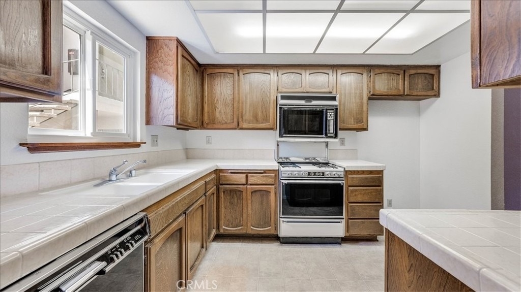 636 E Harvard Road - Photo 3