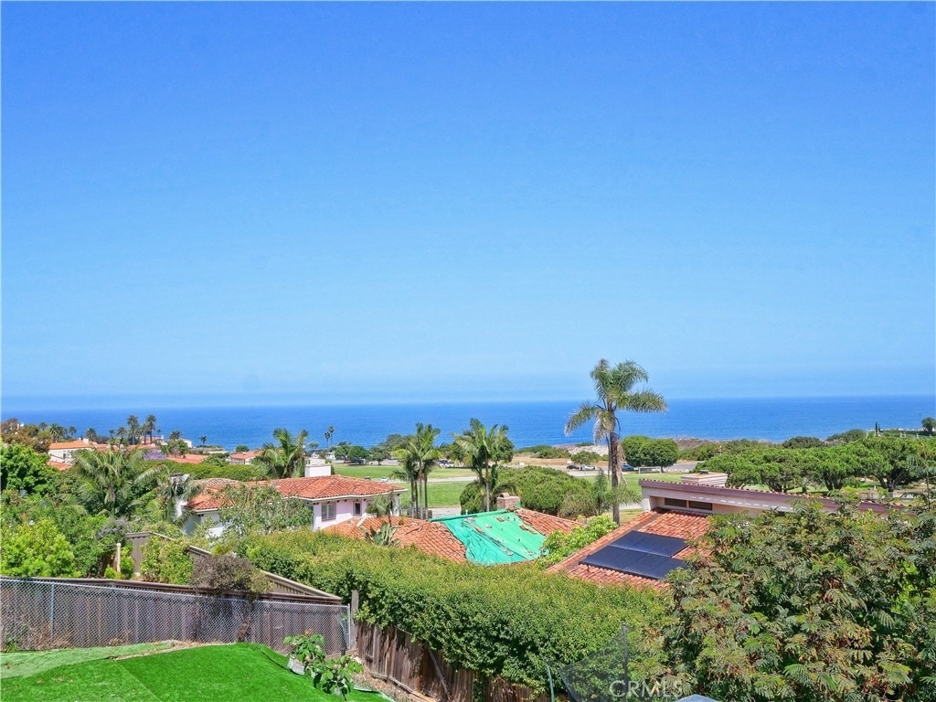 345 Palos Verdes Drive W - Photo 2
