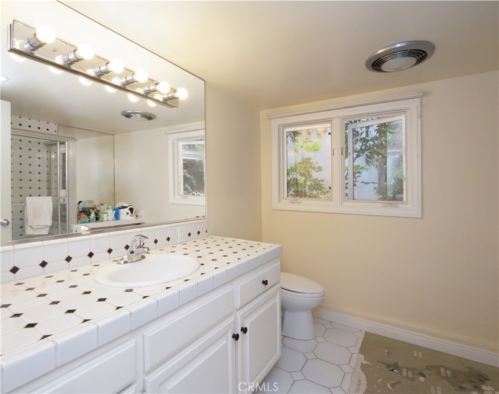 345 Palos Verdes Drive W - Photo 16
