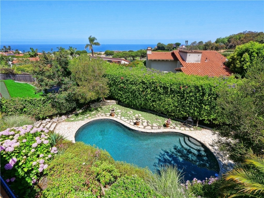 345 Palos Verdes Drive W - Photo 0