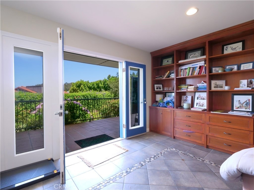345 Palos Verdes Drive W - Photo 20