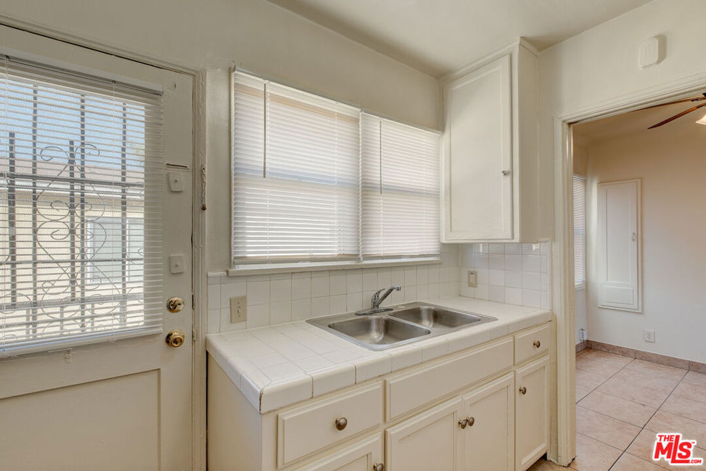 11508 Simms Avenue - Photo 9