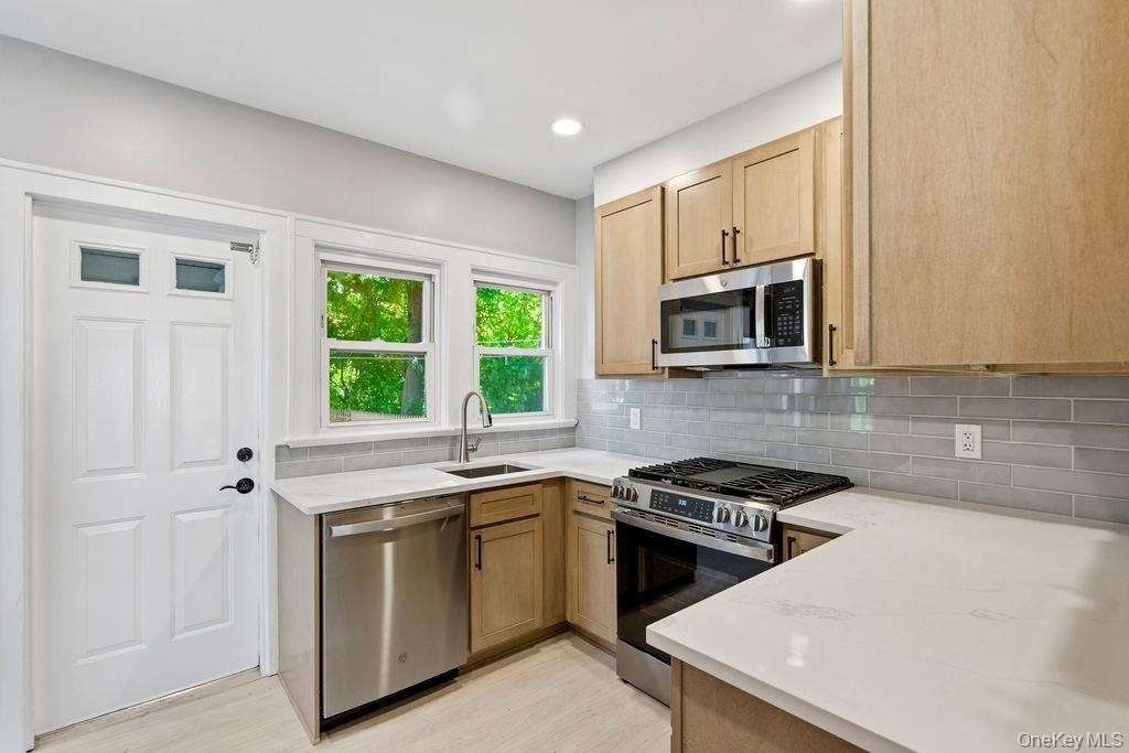 526 Carroll Avenue - Photo 3
