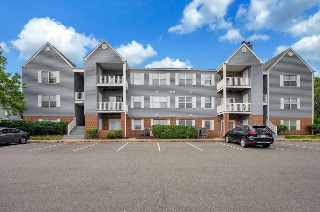 102 Picadilly Lane - Photo 0