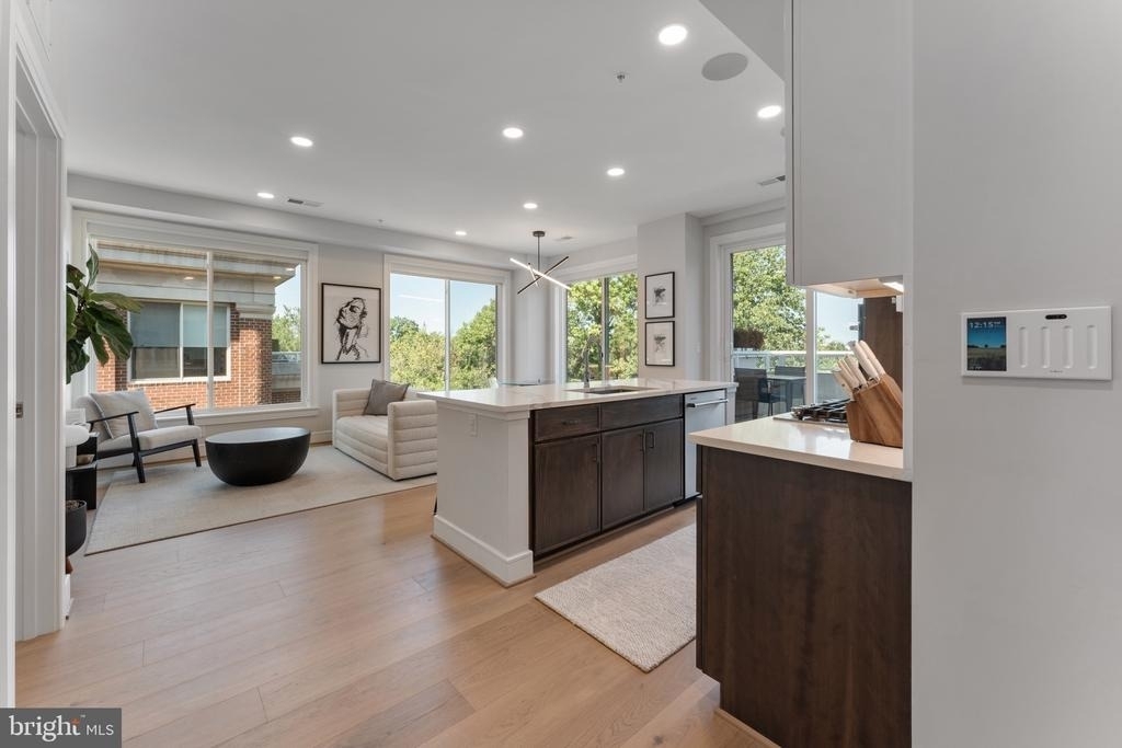 635 Slaters Lane - Photo 0