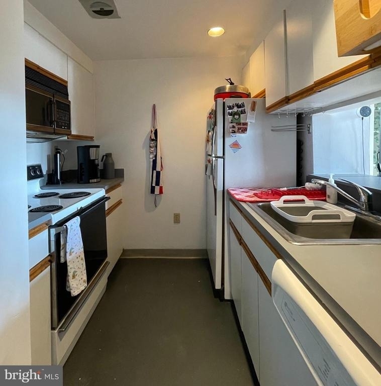 1601 Spring Garden Street - Photo 2