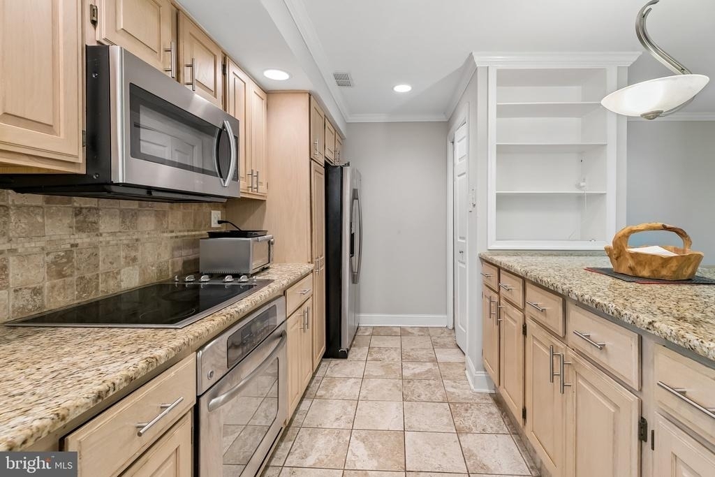 1740 Oakwood Terrace - Photo 2