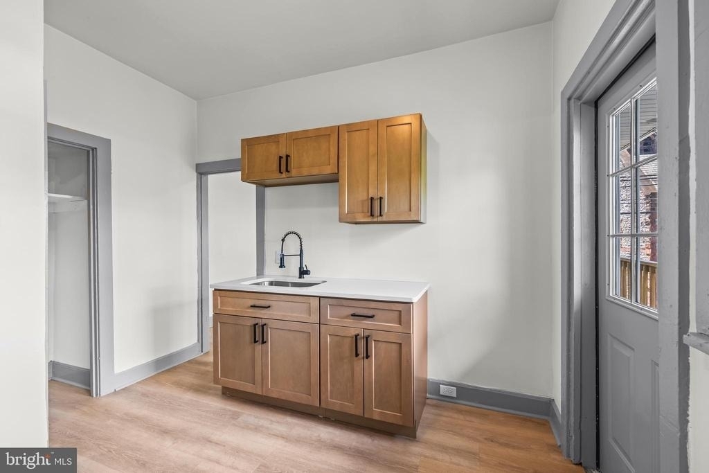 531 Walton Street - Photo 6