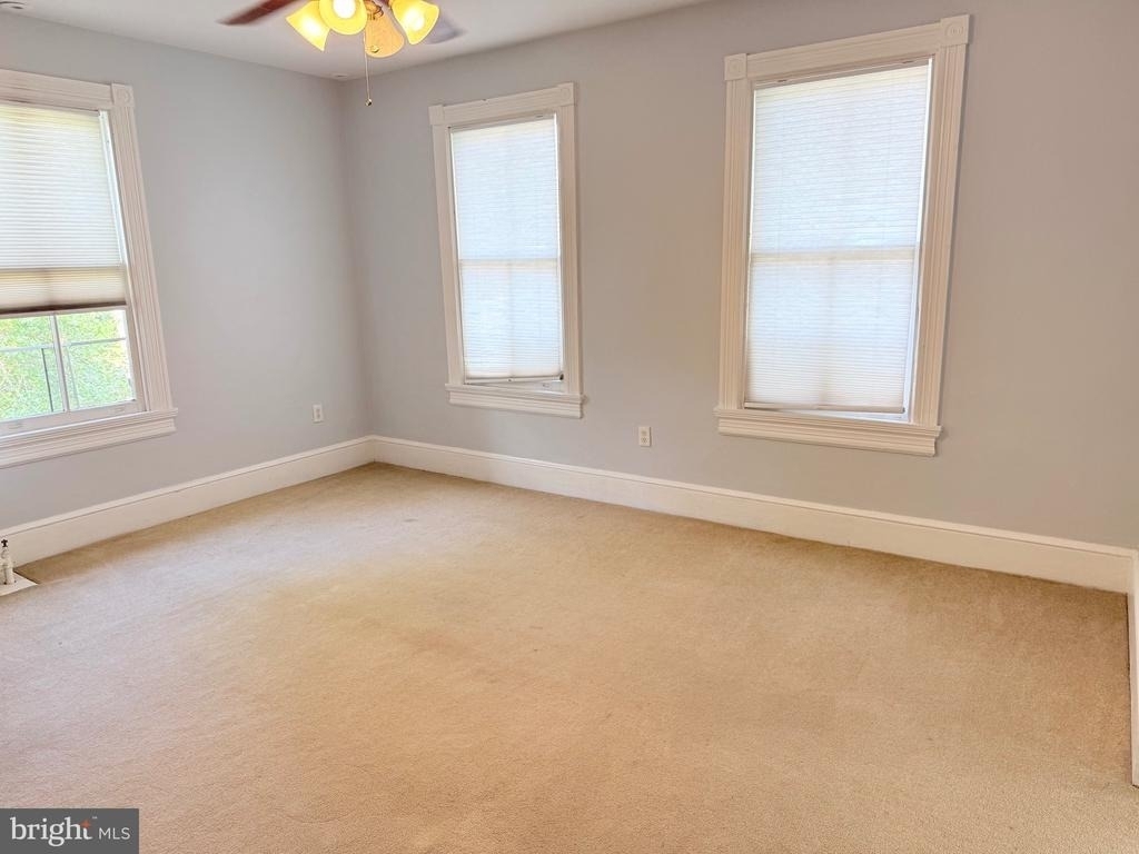128 N Queen Street - Photo 5