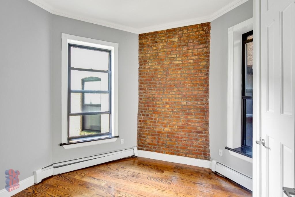 2 Bedrooms | 1 Bathroom | Prime Manhattan Location - Photo 5