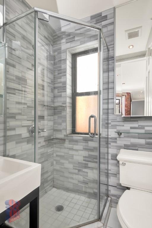 2 Bedrooms | 1 Bathroom | Prime Manhattan Location - Photo 7